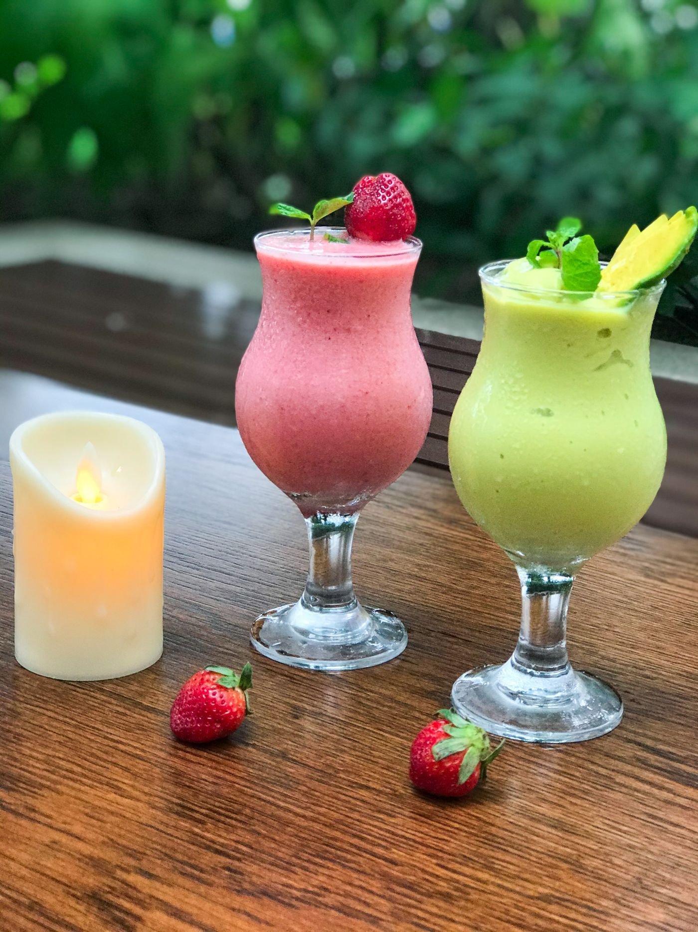 Strawberry and Kiwi Twin Smoothies