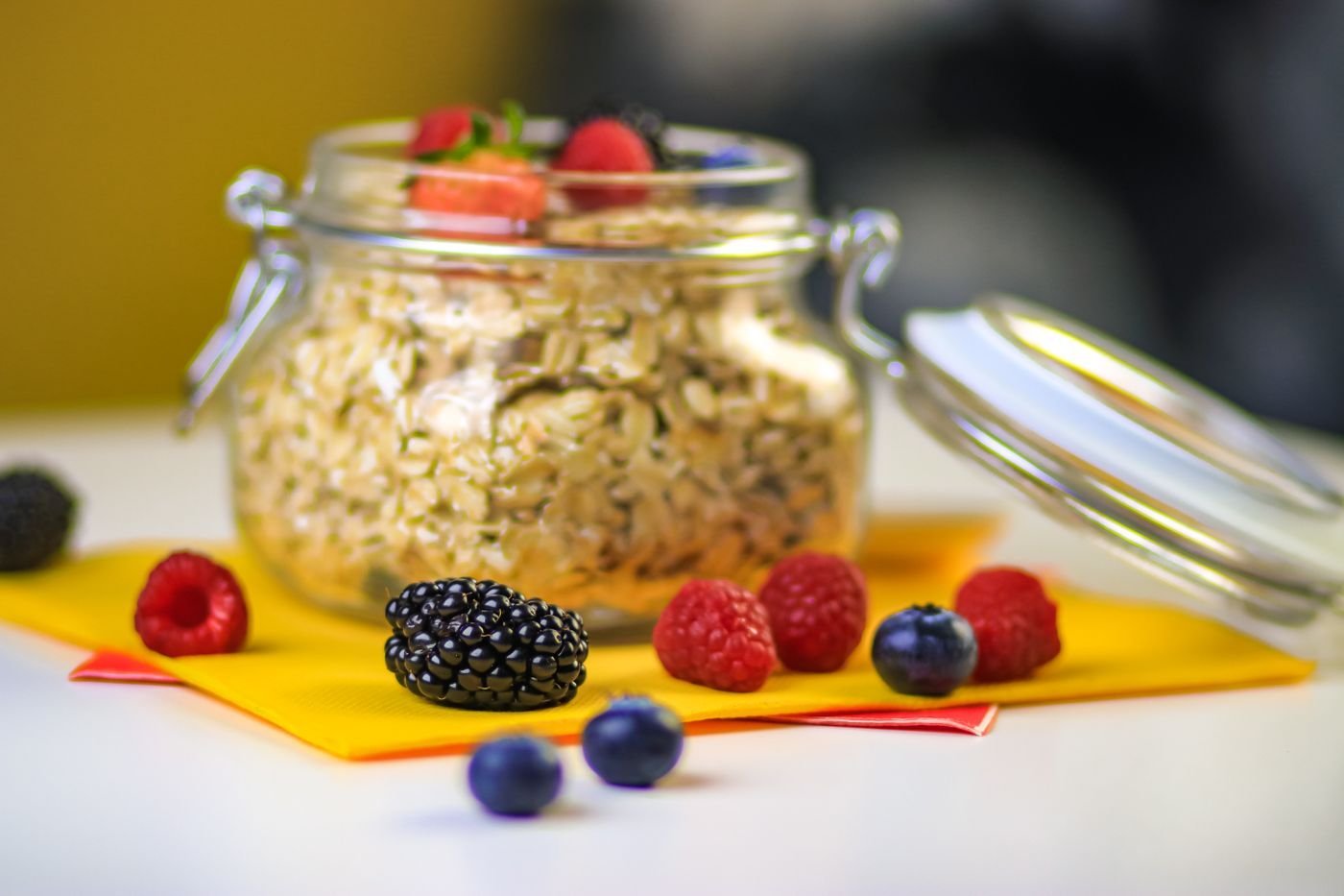 Clip-Top Jar Overnight Groats with Berries